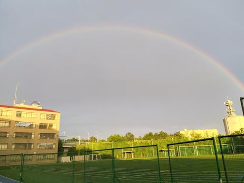 学校に架かる虹